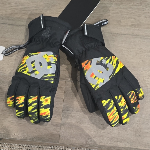 DC Black and Neon Gloves - Picture 5 of 5